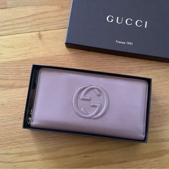 JUMBO Gucci Embossed Zippy Wallet - Picture 1 of 8